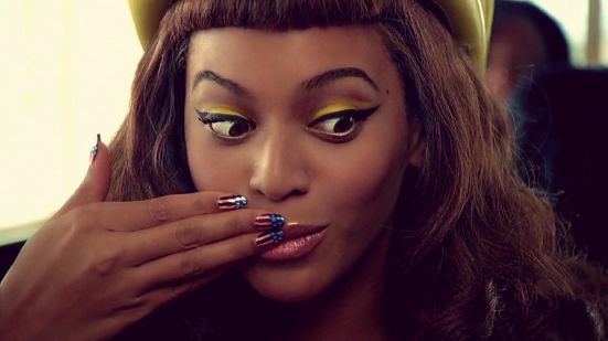 beyonce-with-fingers-over-mouth